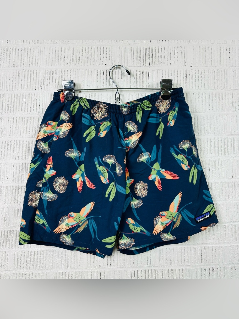 Patagonia Baggies Shorts Mens Colorful Bird Print 
Size Medium